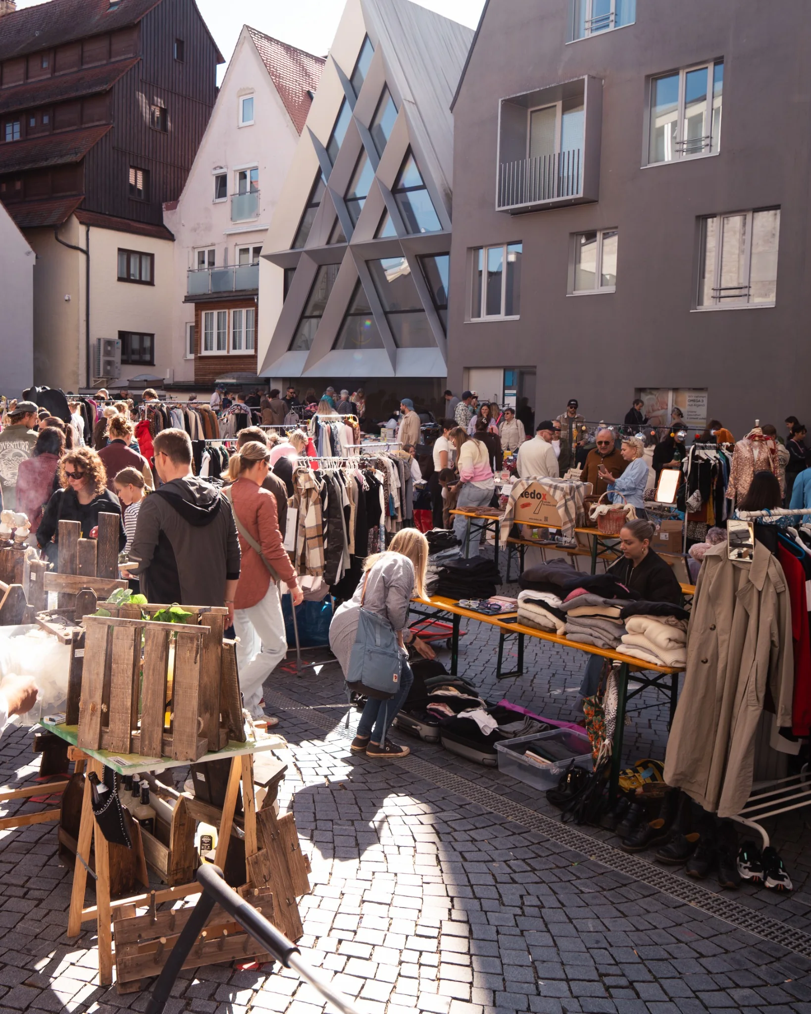 Gut besuchter Flohmarkt der Schwarzen Katz in Memmingen mit zahlreichen Ständen und Gästen