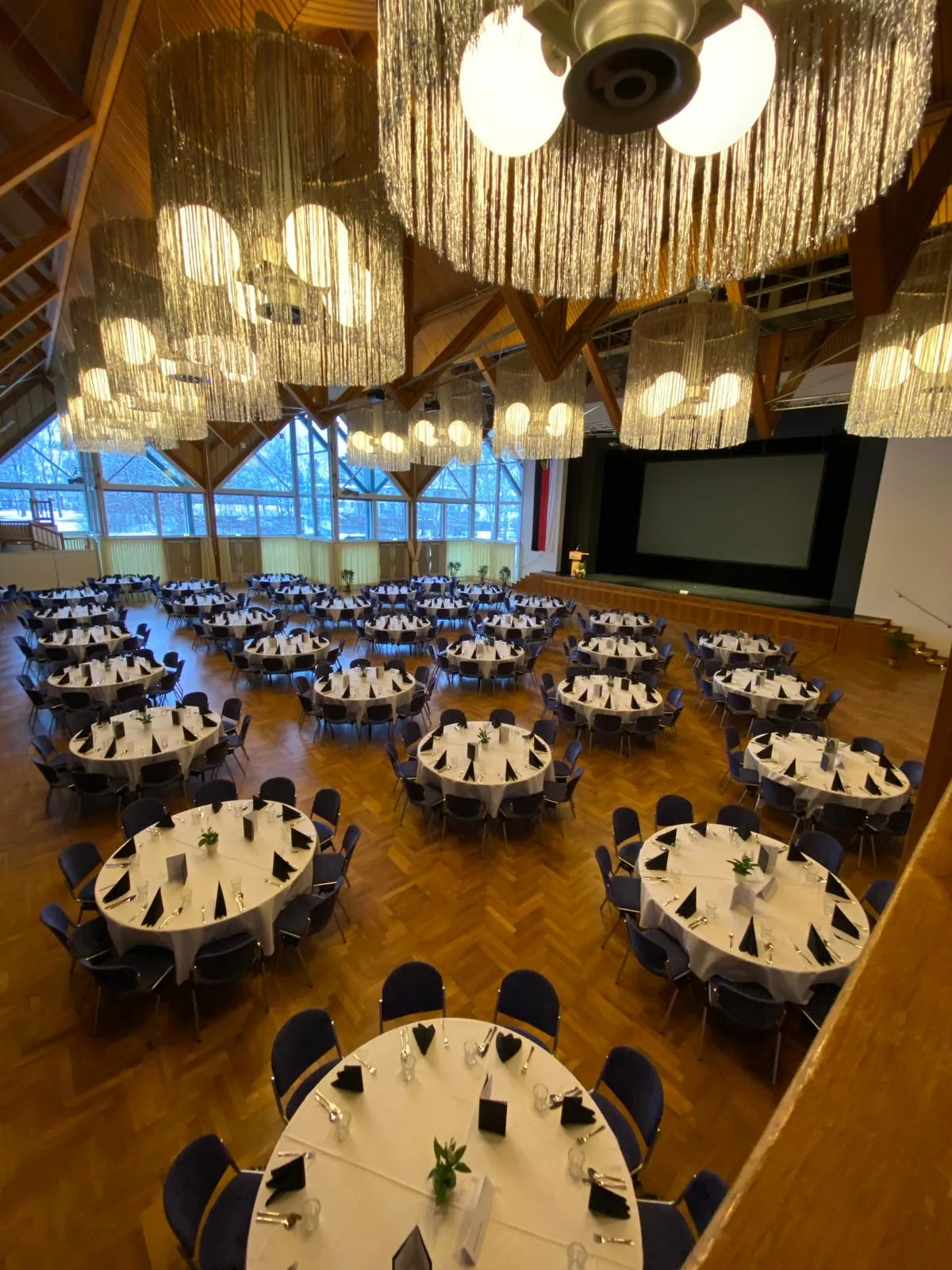Große eingedeckte Veranstaltung in der Stadthalle Memmingen