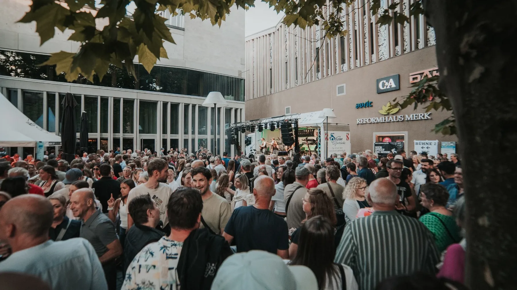 Viele Gäste vor der Bühne beim Fischertagsvorabend in Memmingen