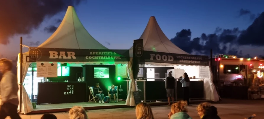 KATZ on Tour bei einem großen Outdoor-Event mit Bar- und Food-Zelten