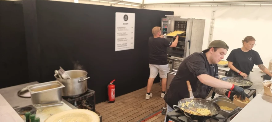 KATZ on Tour Team bei der frischen Zubereitung vor Ort