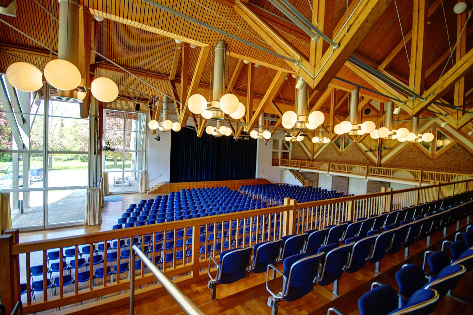 Blick von der Empore in den großen Saal der Stadthalle Memmingen