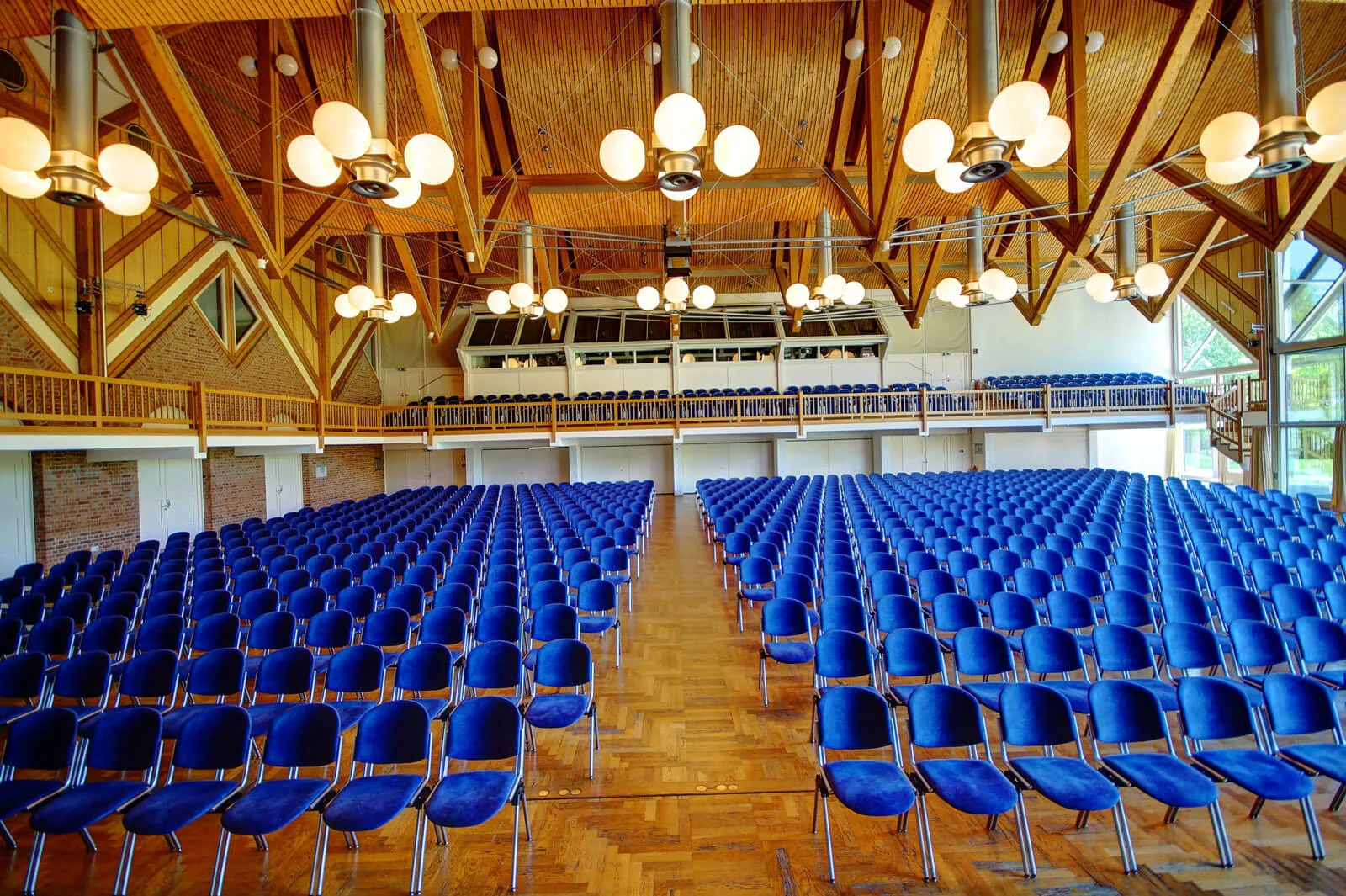Großer Saal der Stadthalle Memmingen in Reihenbestuhlung