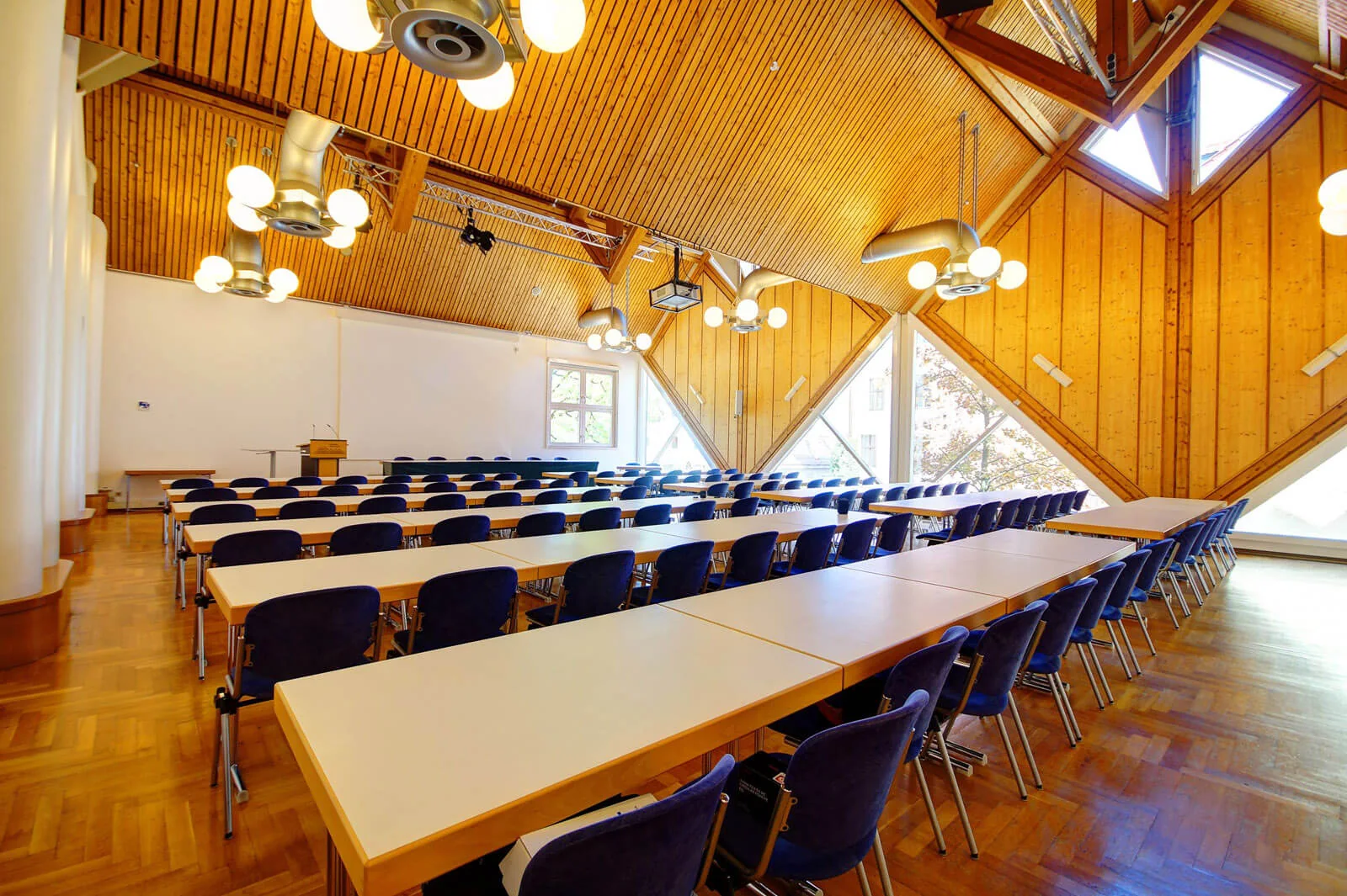 Tagungsbestuhlung in einem Raum der Stadthalle Memmingen
